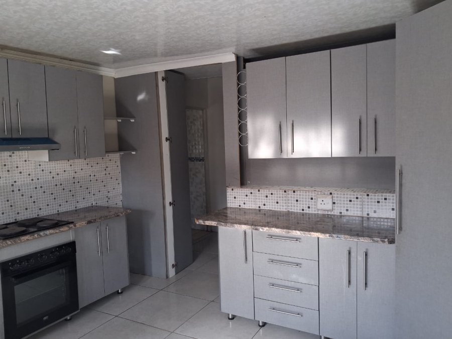 To Let 5 Bedroom Property for Rent in Cambridge Eastern Cape